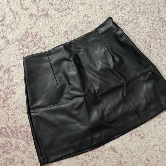 Abercrombie Black Leather Mini Skirt - Picture 3 of 6